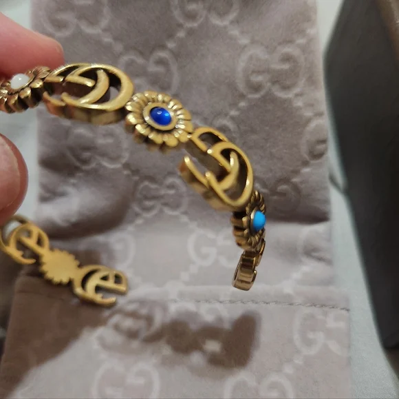 Auth. Gucci GG Marmont flower cuff bracelet in aged gold-tone metal - Picture 9 of 16
